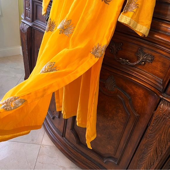 Traditional Indian Sari Tunic in Marigold Yellow ptp21.5,L40,Hip22,shoulder16.5 - Picture 3 of 8